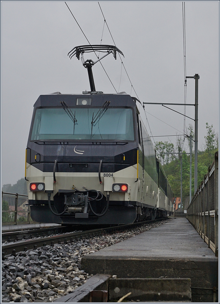 Die MOB Ge 4/4 8004 schiebt ihren Panoramic Express auf der Fahrt nach Zweisimmen über die  Brücke über die A9 bei Châtelard VD.

15. Mai 2020