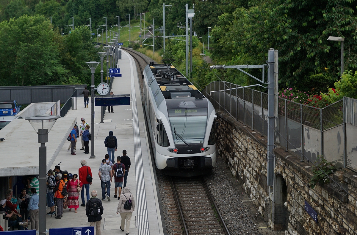 Die neue Haltestelle Neuhausen Rheinfall findet regen Zuspruch.
18. Juni 2016