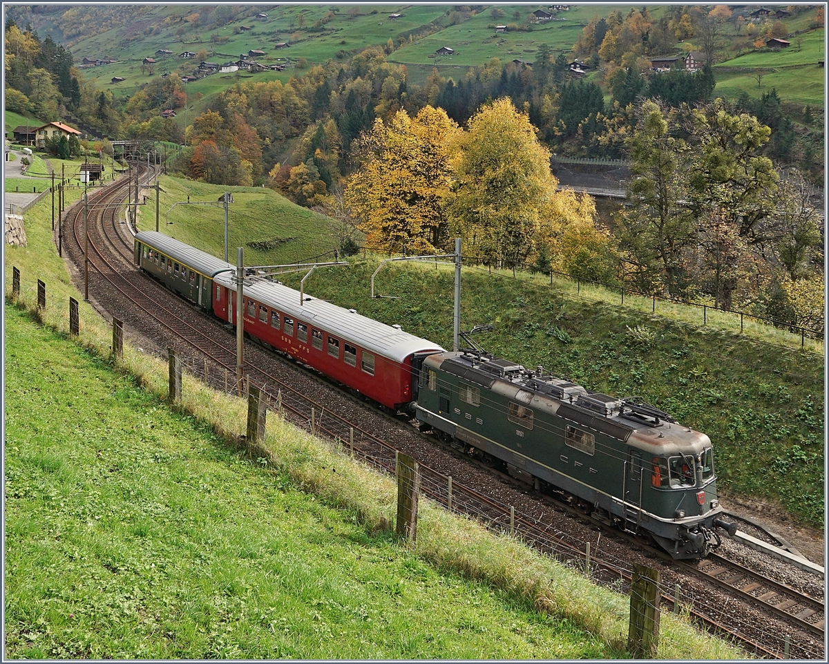Die Re 4/4 II 11161 mit ihrem  Fotozug  bei Intschi; die Betriebsführung ist hier infolge Bauarbeiten Einspurig, so dass hier fotografisch gesehen nicht die Gefahr bestand, dass ein Zug den anderen verdecken könnte.
21. Okt. 2017