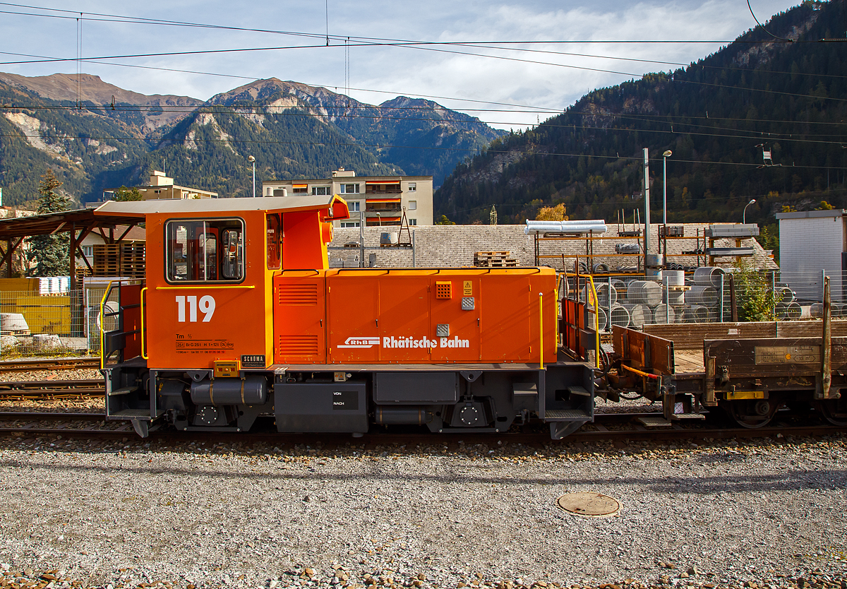 Die RhB Tm 2/2 119 (eine Schöma CFL 250 DA) steht am 01.11.2019 im Bahnhof Thusis (aufgenommen aus einem Zug heraus).

Die Lok wurde 2004 von Schöma (Christoph Schöttler Maschinenfabrik GmbH) in Diepholz unter der Fabriknummer 5997 gebaut und an die RhB geliefert.

Als Tm 2/2 werden Verbrennungsmotor betriebene Traktoren (Kleinlokomotiven) bezeichnet, die Achsverhältnis 2/2 haben. Im Jahr 2001 /2002 beschaffte die RhB bei Schöma die Traktoren (Dieselloks) Tm 2/2 111 bis 114. Hierbei handelt es sich um einen Nachbau der Serie Tmf 2/2 85-90, wobei man allerdings auf die (nur selten verwendete) Funkfernsteuerung verzichtete. Diese Traktoren besorgen den Rangierdienst auf größeren Stationen. In den Jahren 2004 bis 2006 kamen weitere sechs Traktoren Tm 2/2 115–120 dazu.

TECHNISCHE DATEN (2. Serie):
Hersteller: Schöma (Christoph Schöttler Maschinenfabrik GmbH)
Baujahre: 2006 (2. Serie)
Gebaute Stückzahl: 6
Spurweite: 1.000 mm
Achsfolge: B
Länge über Puffer: 7.800 mm 
Breite: 2.700 mm
Treibraddurchmesser: 750 mm
Leergewicht: 25 t
Höchstgeschwindigkeit: 60 km/h (60 km/h Schleppfahrt)
Motorbauart: 6-Zylinder-Dieselmotor, Typ Cummins KT-1150-L
Motorleistung:  336 kW 
Anfahrzugkraft: 78 kN 
Stundenzugkraft: 30 kN bei 25 km/h
Leistungsübertragung: hydraulisch
