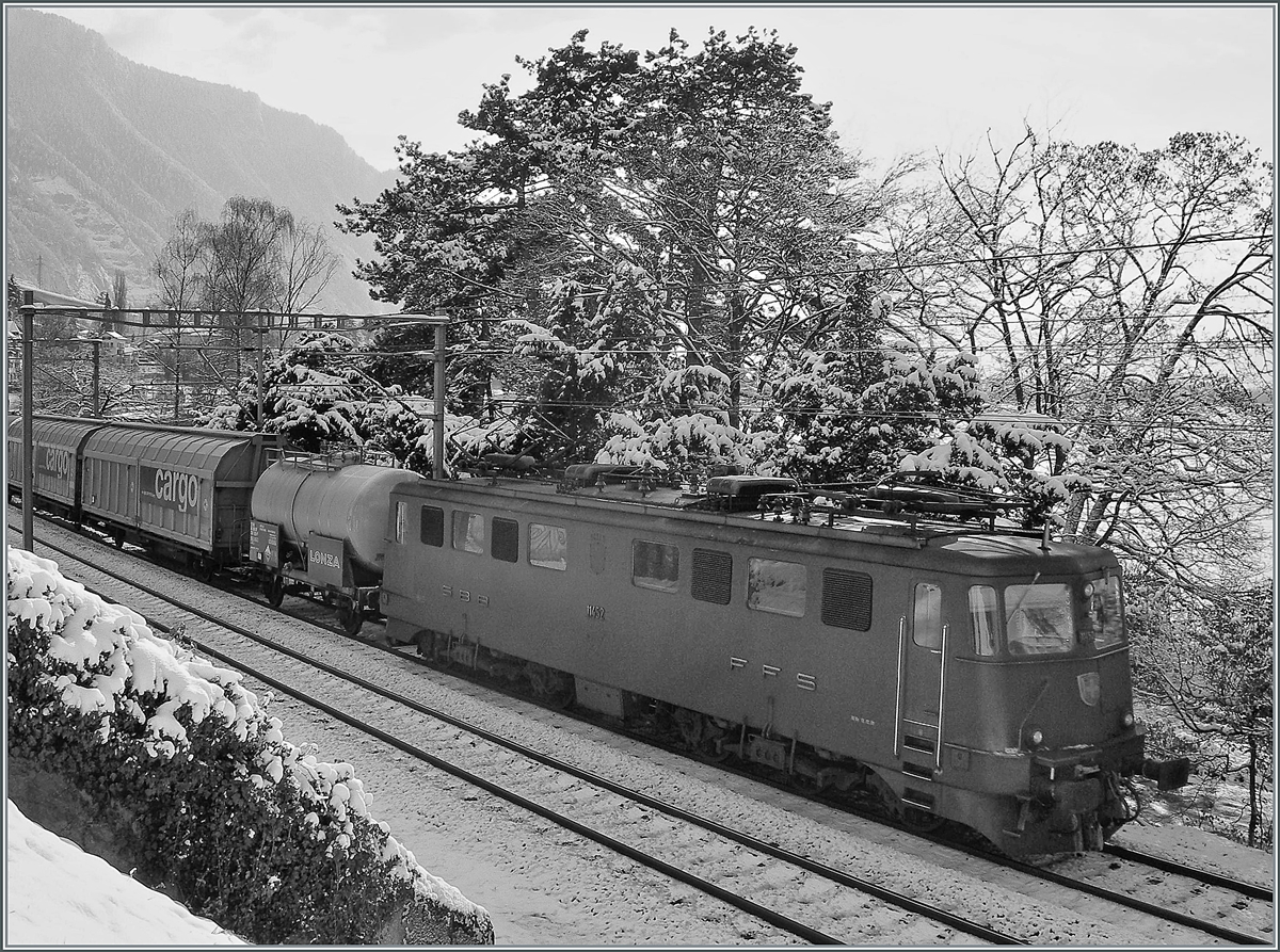 Die SBB Ae 6/6 11452 ist kurz nach Villeneuve mit einem Güterzug in Richtung Lausanne unterwegs. 

25. Jan. 2007