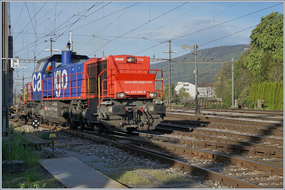 Die SBB Cargo Am 843 068-8 rangiert im RB Biel. 

24. April 2019