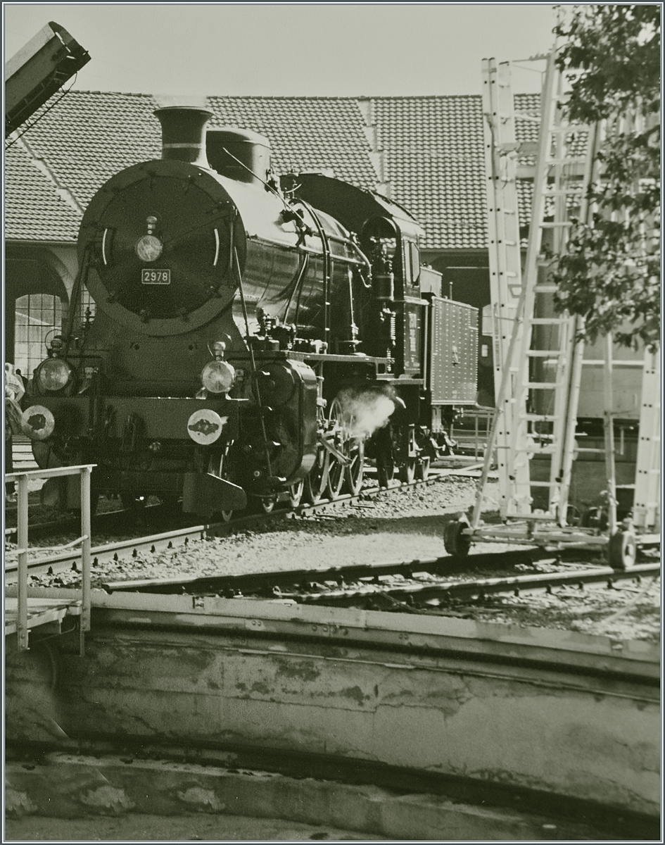 Die SBB Historic C 5/6 2978  Elefant  bei den Feierlichkeiten  150 Jahre Schweizer Bahnen  (1847-1997) in Delémont bei der Drehscheibe. 

Analogbild vom Sommer 1997