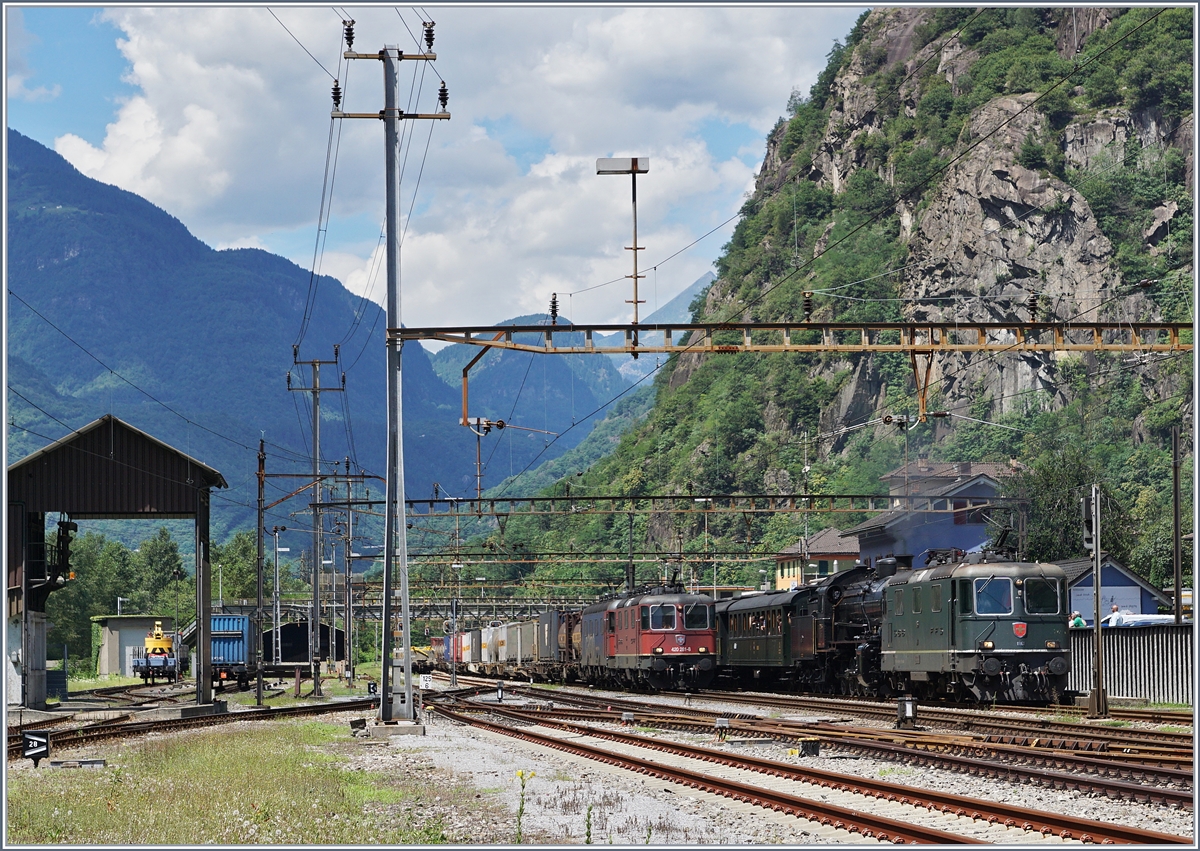 Die SBB Re 4/4 II 11161 wird in Bodio dem Dampfzug vorgespannt und durchfahrende Züge bieten interessante Motive. 
28. Juli 2016