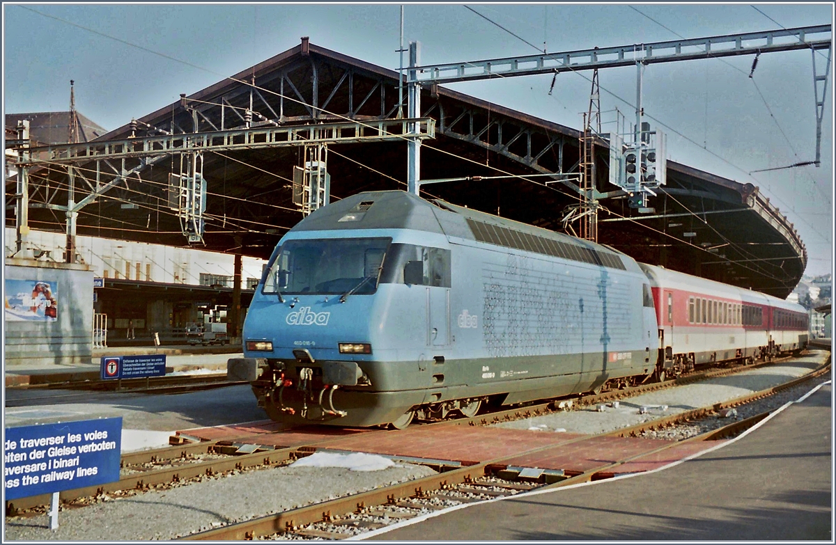 Die SBB RE 460 016-9  CIBA  übernimmt in Lausanne den EC Mont-Blanc von Genève nach Dortmund.
Analogbild / Frühjahr 1997
