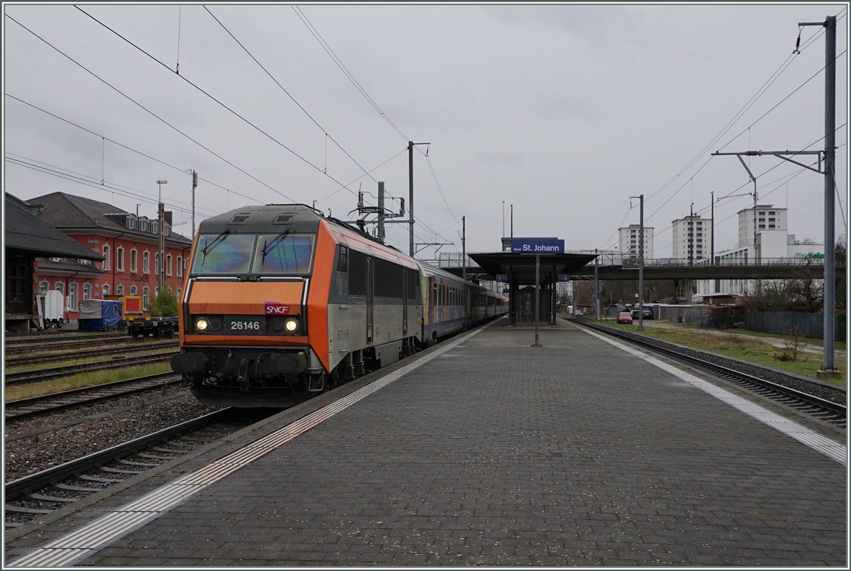 Die SNCF BB 26 146 fährt mit ihrem TER 200 96264 ohne Halt durch Basel St.Johan und wird in Kürze ihre Heimat erreichen.
5. März 2016