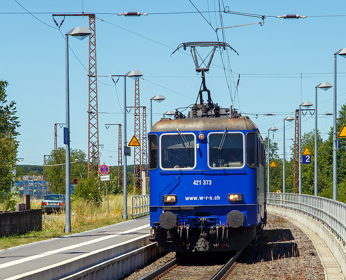 
Die WRS Re 421 373-2 (91 85 4421 373-2 CH-WRSCH), ex SBB Re 4/4 II 11373, fährt am 01.07.2018 mit der 146 520-2 (91 80 6146 520-2 D-WRSCH) der WRS Deutschland GmbH am Haken durch den Bf Wilnsdorf-Rudersdorf in Richtung Gießen.