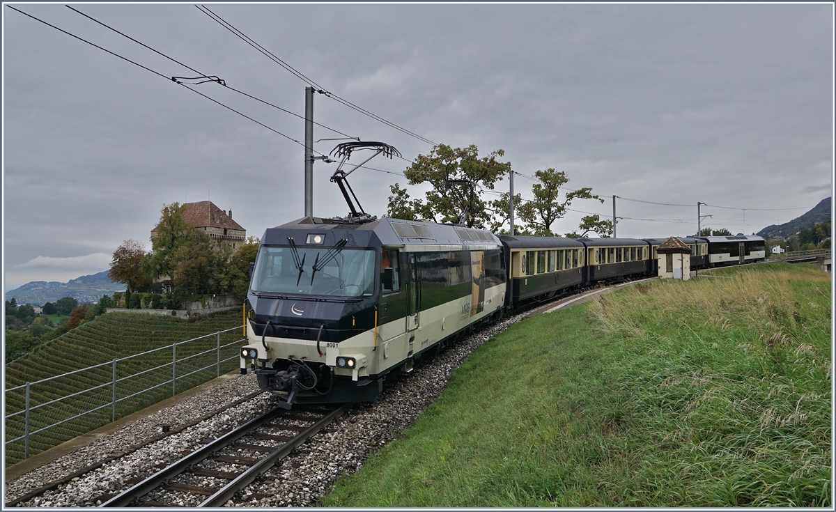Doch es war nicht der ABDe 8/8 der mich zum Fotografieren zur MOB lockte, sondern der  GoldenPass MOB Belle Epoque  Zug, der ausnahmsweise als  richtiger  Zug mit Lok und Wagen verkehrte (statt mit Alpina-Triebwagen). Im Bild die MOB Ge 4/4 8001 mit dem  GoldenPass MOB Belle Epoque  2217 von Zweisimmen nach Montreux bei Châtelard VD. 

4. Okt. 2019