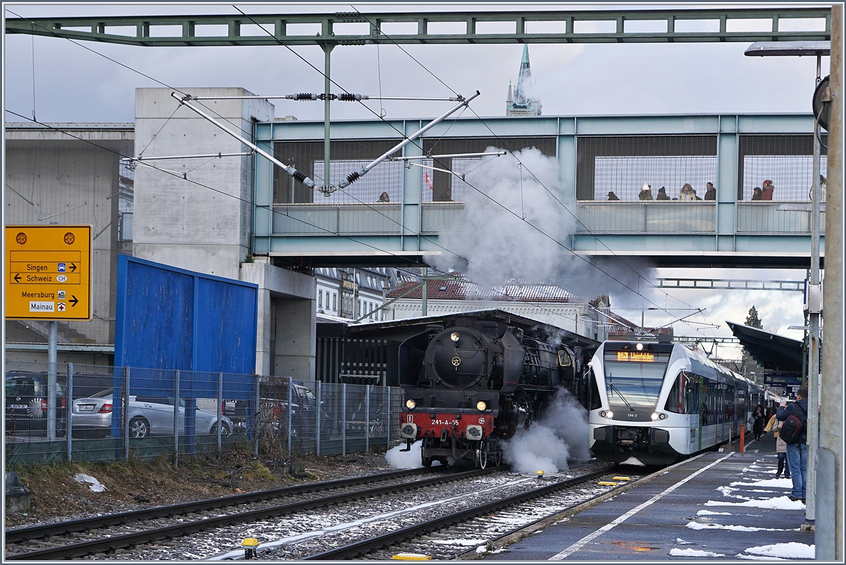 Doch das letzte Bild war nicht das letzte - es gibt noch ein Bonus Programm: Die SNCF 241-A-65 fährt mit ihrem Zug zur Abstellanlage.
Konstanz, den 9. Dez. 2017