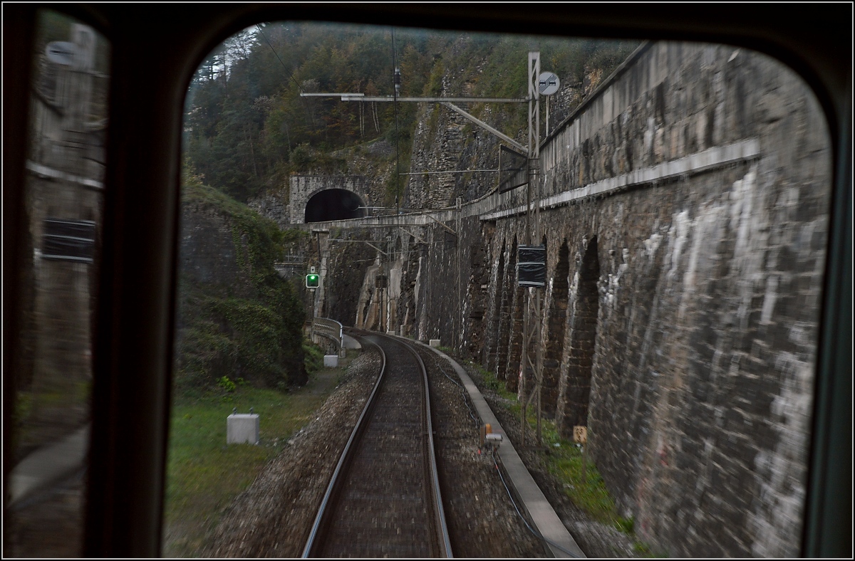 Drittletzter Planeinsatz von RBe 540 bei der SBB. 

Blick vom Einstiegsbereich des RBe 540 039-5 auf die Gotthardzufahrt; verschlungene Verkehrswege bei Sisikon. Oktober 2014