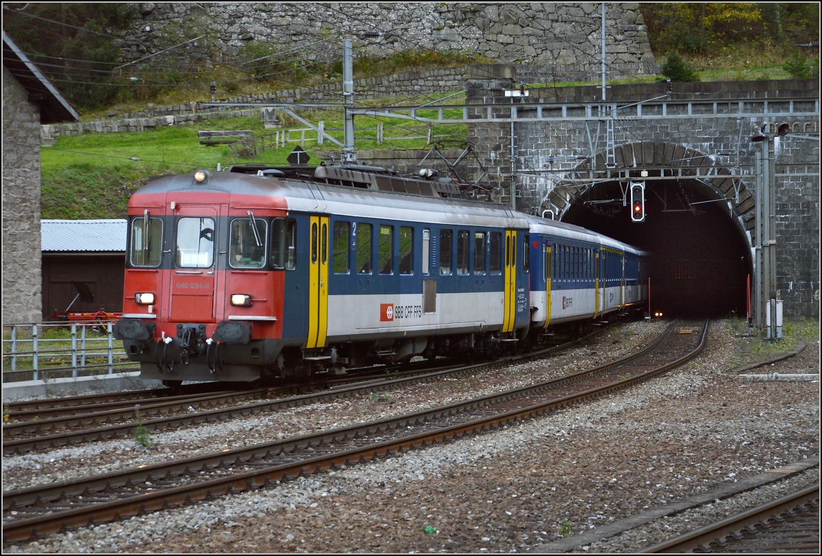Drittletzter Planeinsatz von RBe 540 bei der SBB. 

Die Stunde der R�ckkehr nach Z�rich wartet. Der Zug mit RBe 540 039-5 und 034-6 verschwindet beim Rangierman�vers im Gotthardtunnel. Oktober 2014
