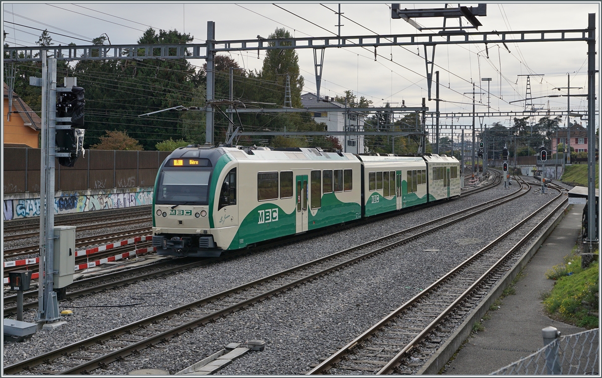 Ein BAM MBC SURF Be 4/4 Regionalzug verlässt Morges in Richtung Bière. 

18. Okt. 2021
