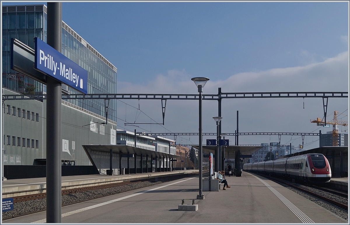 Ein ICN Richtgung St.Gallen fährt in Prilly-Malley durch.
