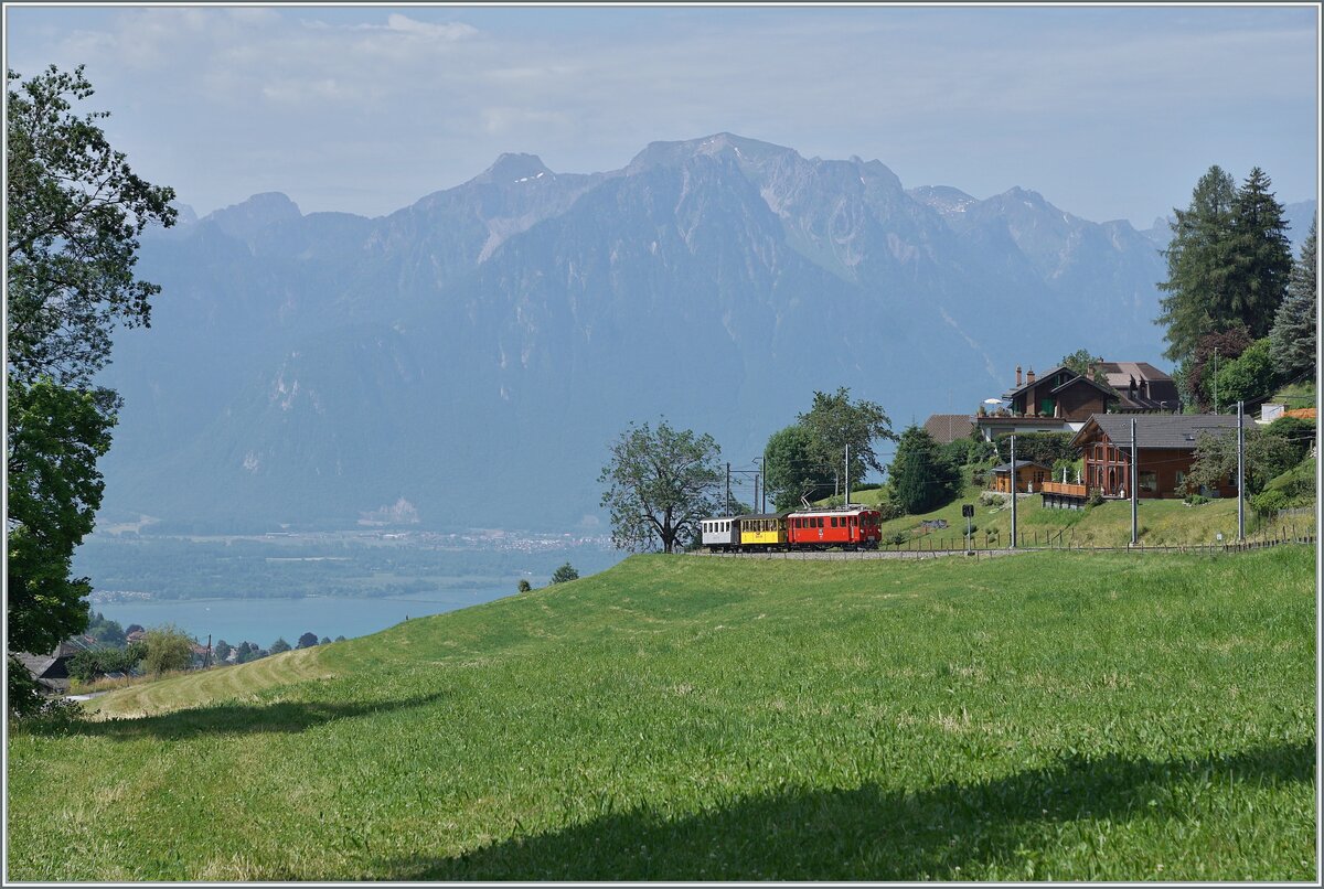 Ein kleiner Zug auf grosser Fahrt: Der RhB Bernina Bahn ABe 4/4 I N° 35 der Blonay Chamby Bahn ist mit dem Bernina Bahn As2 und dem MOB B4 N° 61 (beide auch Blonay-Chamby) als  Valrose Nostalgie Express  kurz vor Les Avants auf der Fahrt von Montreux nach Rougemont. 

15. Juni 2025