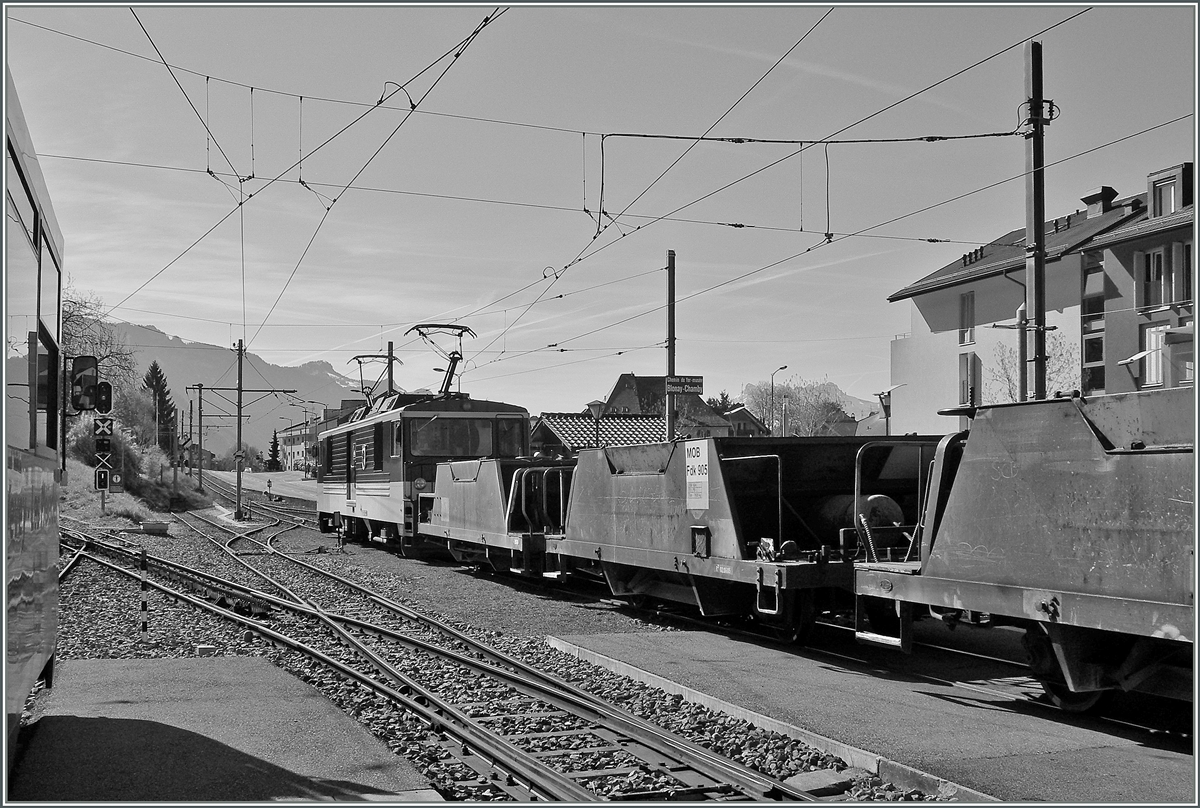 Ein MOB Kieszug wartet in Blonay auf die Abfahrt Richtung Chamby. 
10. April 2014