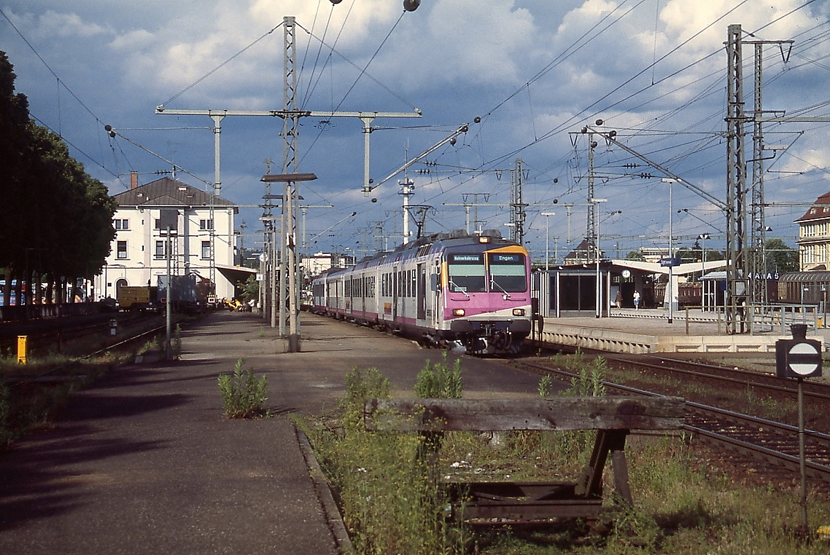 Ein RBDe 4/4 der Mittel-Thurgau-Bahn verl�sst im Juni 1999 Singen in Richtung Engen
