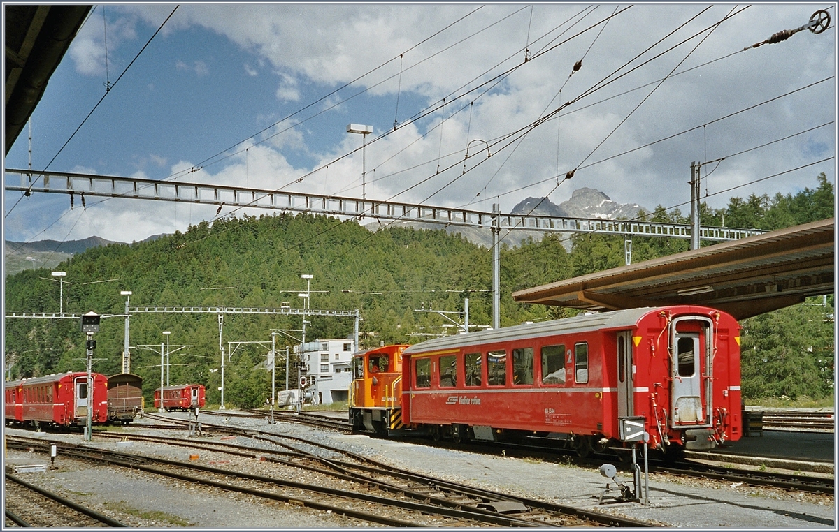 Ein RhB Dieseltraktor rangiert in St. Moritz eine RhB Personenwagen.

8. Juli 2004