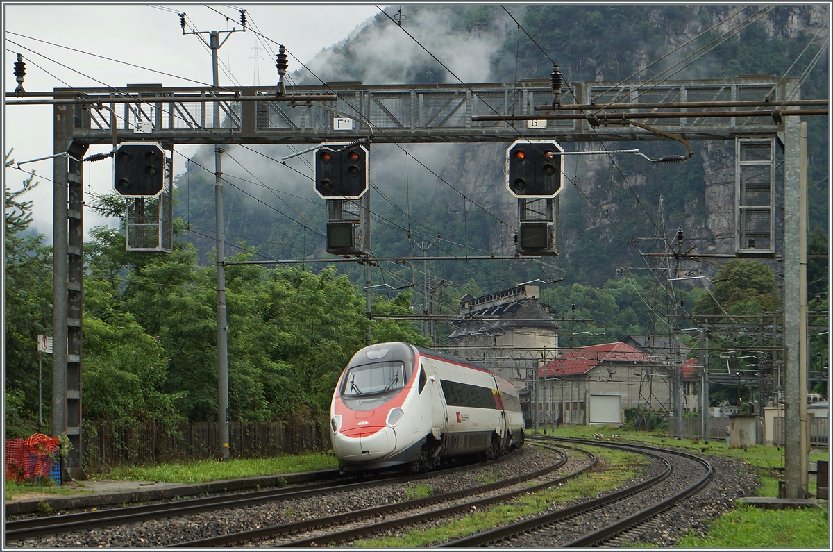Ein SBB ETR 610 neigt sich als EC 32 von Milano nach Genève bei Varzo nordwärts.
2. Juli 2014