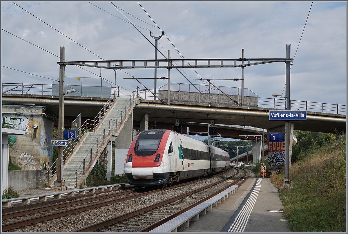 Ein SBB ICN ist bei Denges-Echandens auf dem Weg nach St.Gallen. Der ICN zeigt sich noch in der  Ursprungsfarbgebung , mit grüner und gelber Absetzung bei den Türen. Inzwischen habe ich schon die dritte Farbgebungsvariante gesehen (aber noch nicht fotografiert) wobei nun die Türen wie bei den EW IV Wagen rot gestrichen sind.

29. Aug. 2018