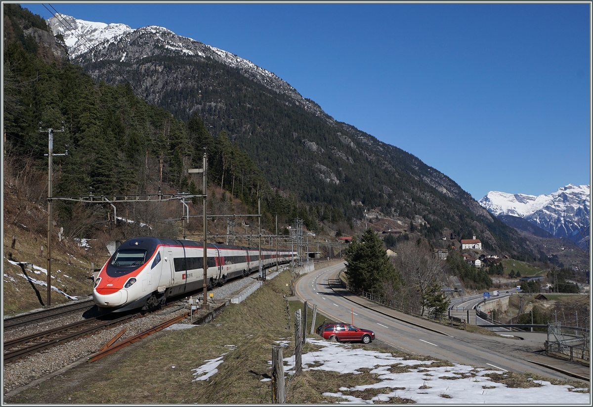 Ein SBB RABe 503 als EC 12 von Milano nach Z�rich bei der Ausfahrt aus dem Bahnhof Wassen.
17. M�rz 2016