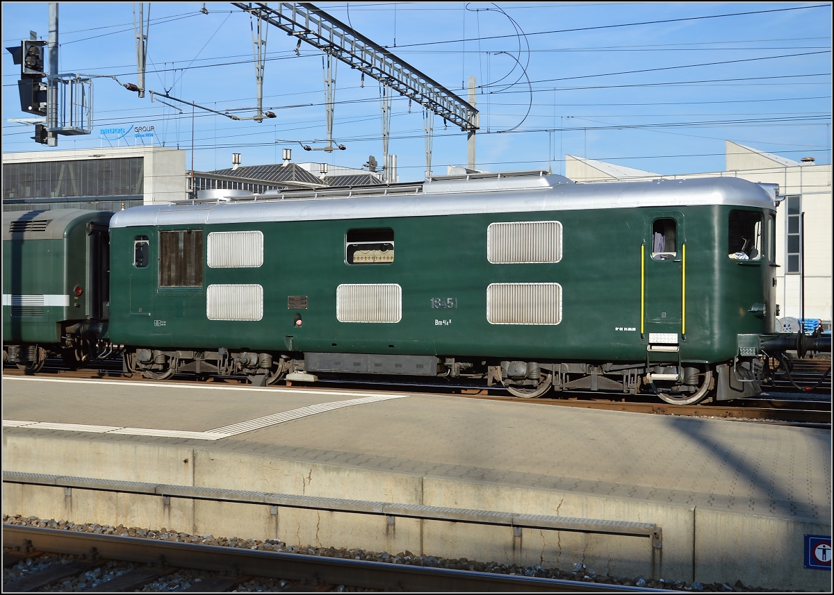 Ein spezieller Zug wurde in Brugg nach dem Tag der offenen T�r rangiert. Als Rarit�t einer der wenigen Schweizer Streckendieselloks Bm 4/4 18451 in der Mitte. Die dieselelektrische Lok wurde bereits 1939 gebaut und verfolgte ein wegweisendes Konzept, das anschlie�end bei der Re 4/4 I �bernommen wurde. Mit 66 t war sie ein Leichtgewicht und erlaubte daher lediglich 830 PS Leistung. Sicherlich der H�hepunkt im Schweizer Diesellokomotivbau. Zwar wurden sp�ter noch in einige L�nder Dieselloks geliefert und dort Lizenzbauten gefertigt, aber der technische Vorsprung von mindestens einem Jahrzehnt war mangels Notwendigkeit von Dieselloks in der Schweiz sp�ter schnell verspielt. Mai 2015.