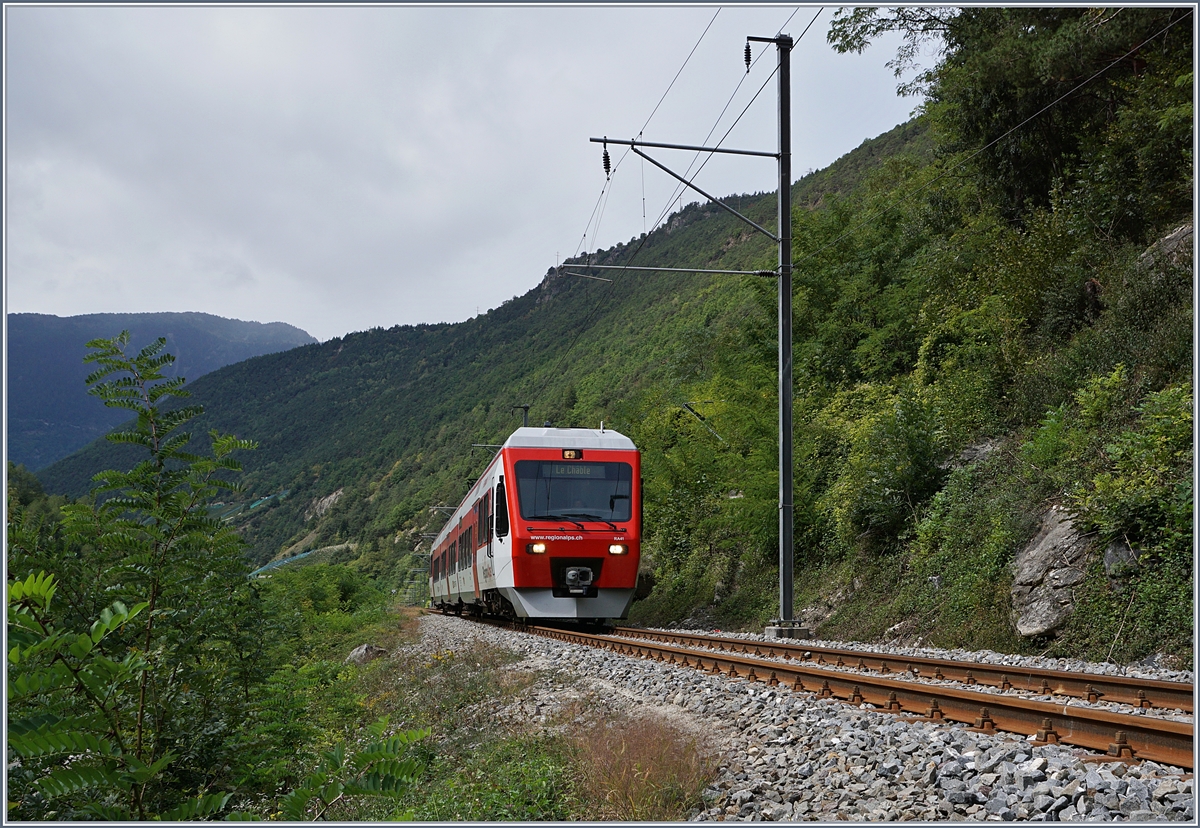 Ein TMR  NINA  unterwegs als Regionalzug 26120 von Martigny nach Le Chable zwischen Bovernier und Sembrancher.
13. Sept. 2017