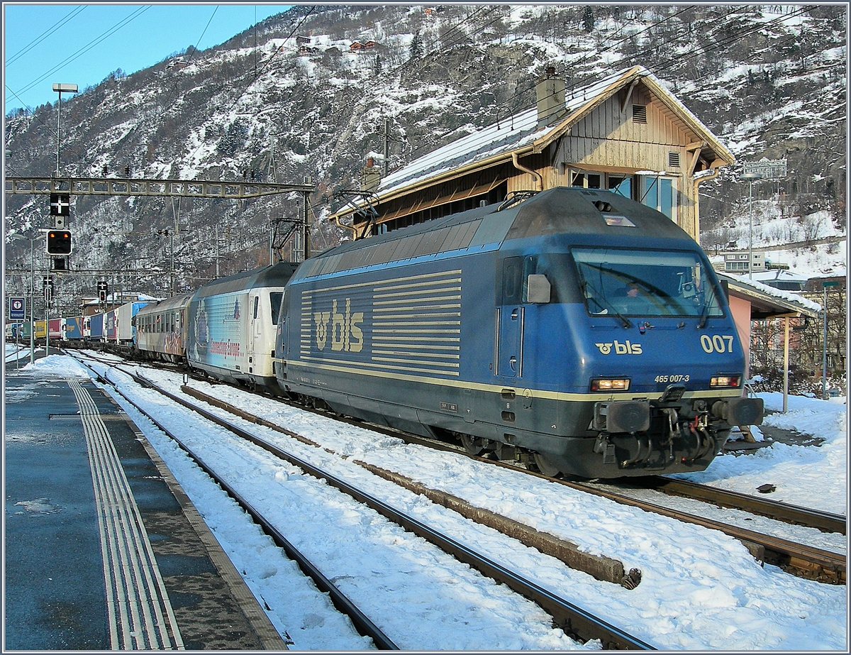 Eine RoLa von Freiburg nach Novara mit zwei BLS Re 465 erreicht Brig.
17. Nov. 2007 