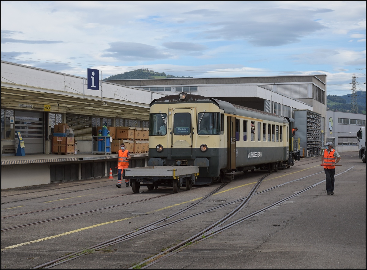 Fahrtag Wolfhuuser Bahn.

Passage des Bahn�bergangs eines Werksgel�ndes in Wolfhausen, in der 'Zugmitte' der ABt der IG Stammgleis Wolfhausen–Bubikon. Oktober 2021.