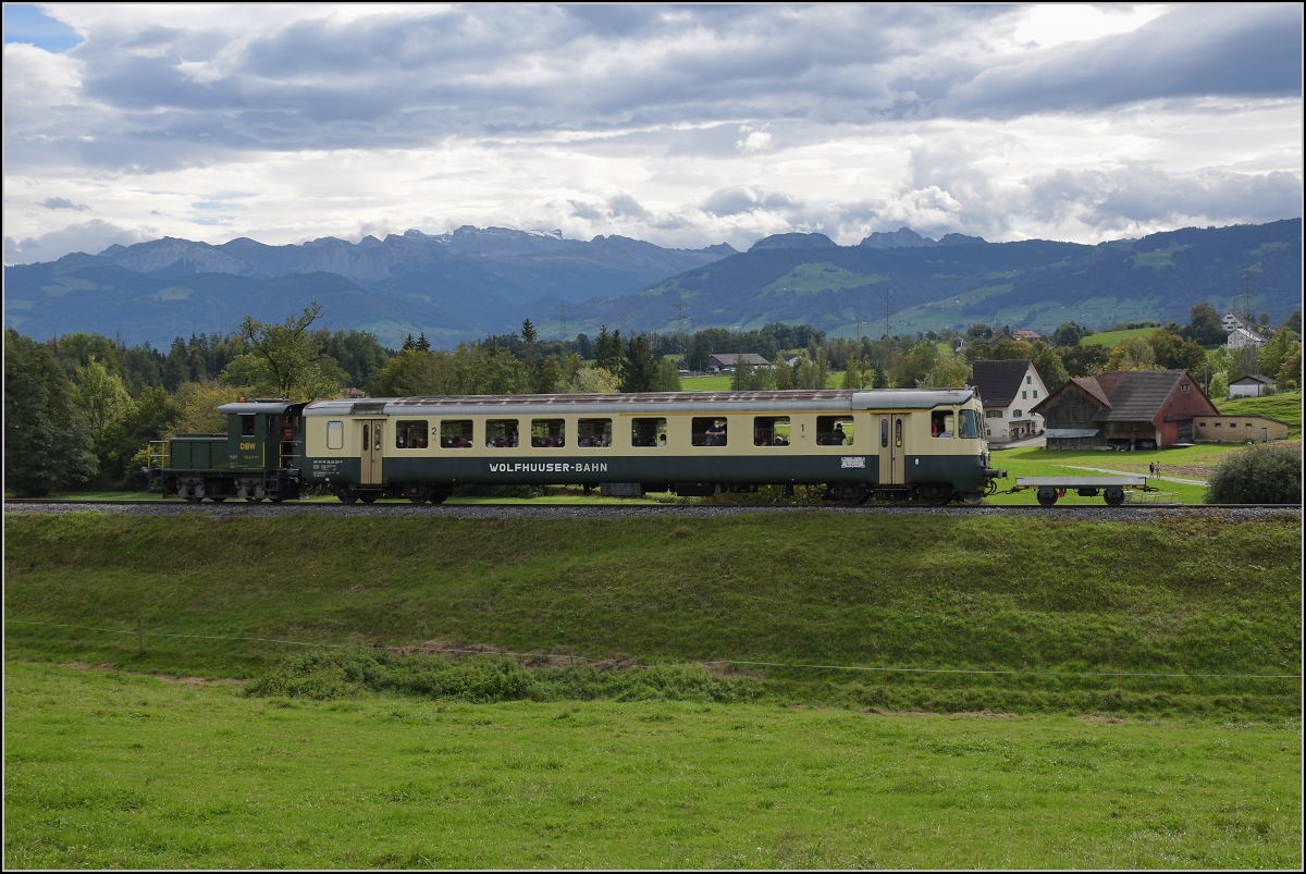 Fahrtag Wolfhuuser Bahn.

Tm 2/2 111 beim Geh�ft B�el am Ortsende Bubikon. Oktober 2021.