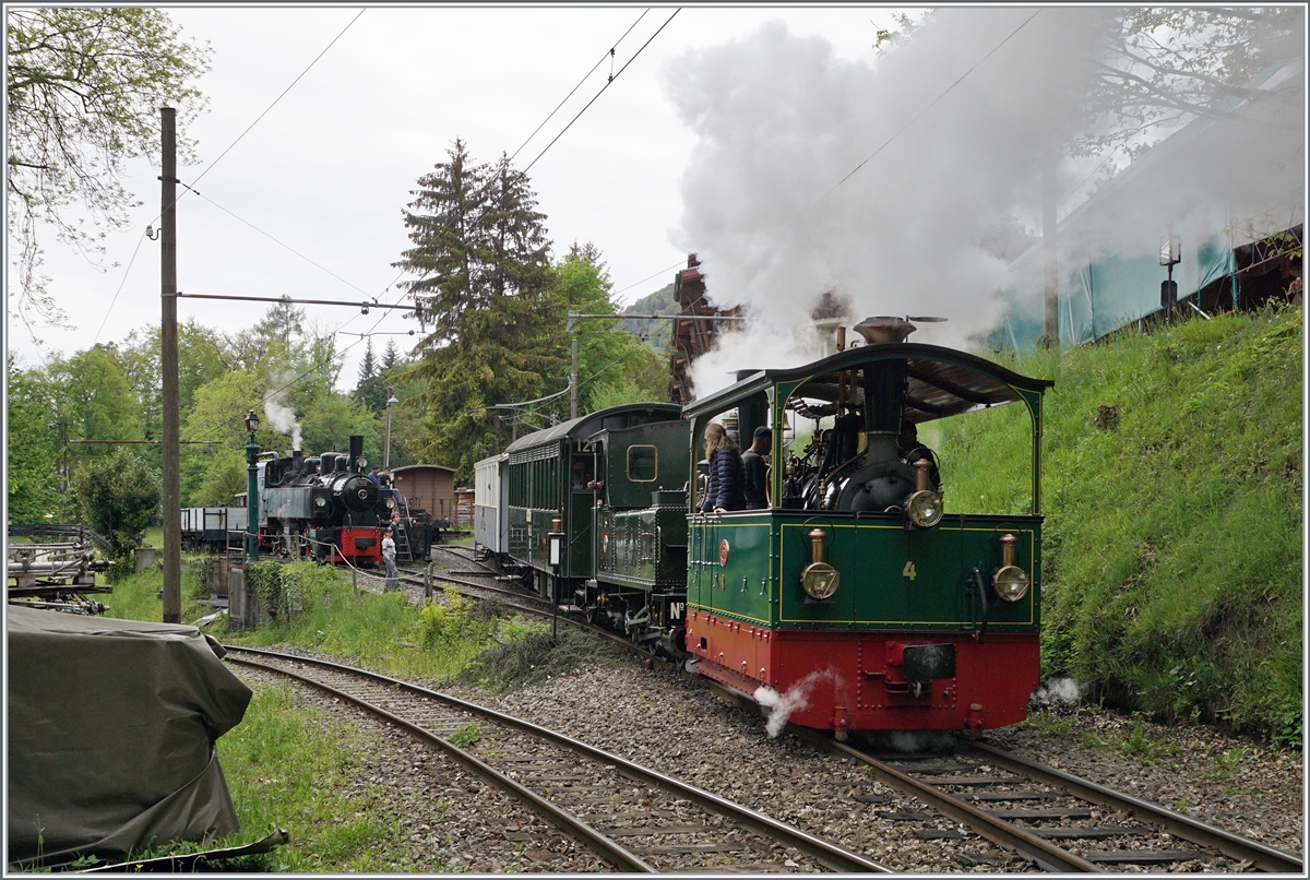 Festival Suisse de la vapeur (Schweizer Dampffestival 2023) - Die beiden kleinen Dampfloks G 2/2 N° 4  Rimini  und G 3/3 N° 5 schieben ihren Zug in den Museumsbahnhof von Chaulin. 

24. Mai 2023