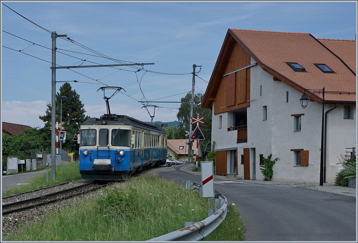 Genügt tagsüber ein Triebzug für die Nahverkehrsumläufe Montreux - Sonzier/Fontanivent, muss morgens, mittags und Abends, wenn auch Les Avants bedient wird, ein zweite Komposition eingesetzt werden: Hier übernahm der MOB ABDe 8/8 4001 den entsprechenden Umlauf. Der formschöne Triebwagen verlässt Planchamp als Regionalzug 2327 Richtung Montreux.
27. Juni 2017
