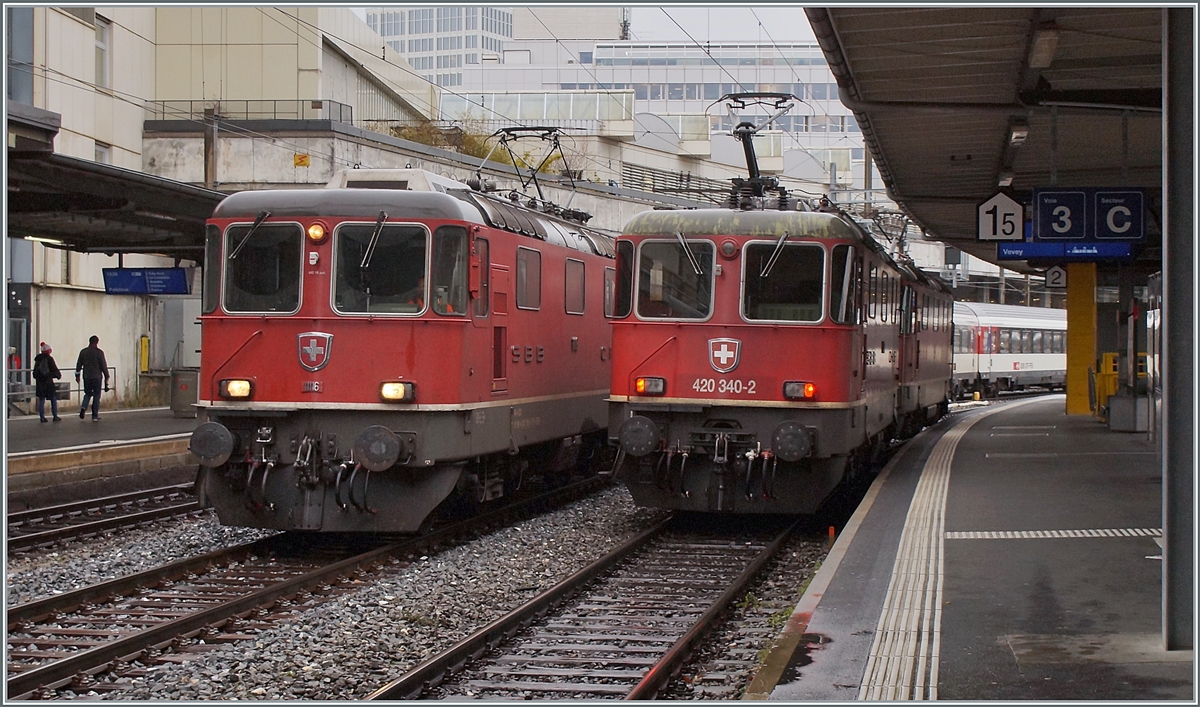 Gleich drei SBB Re 4/4 II in Lausanne auf einem Bild: die Re 4/4 II 1116 ( 91 85 4 420 116-6 CH-SBB) schiebt ihren erst am frühen Abend zum Einsatz kommenden IR nach Neuchâtel auf ein Abstellgeleis und daneben warten die beiden SBB Re 4/4 II 11256 (91 85 4420 256-0 CH-SBBC) und Re 4/4 II 11340 (91 85 4420 340-2 CH-SBBC) auf die Abfahrt in Richtung Palézieux.

8. Dezember 2021