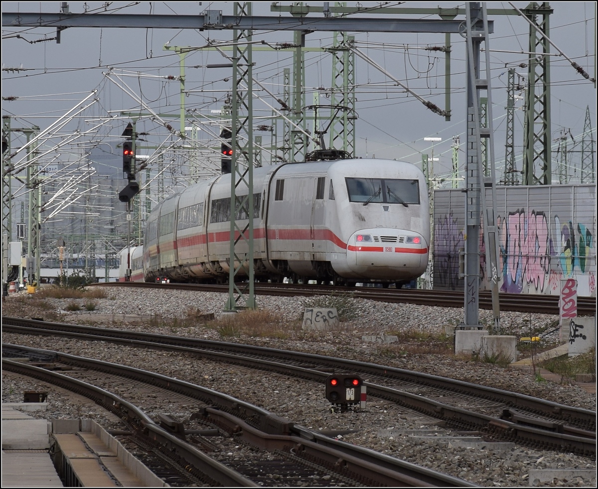 Grau in Grau. ICE 1 auf dem Weg nach Deutschland. Verbindungsbahnbr�cke Basel, M�rz 2019.