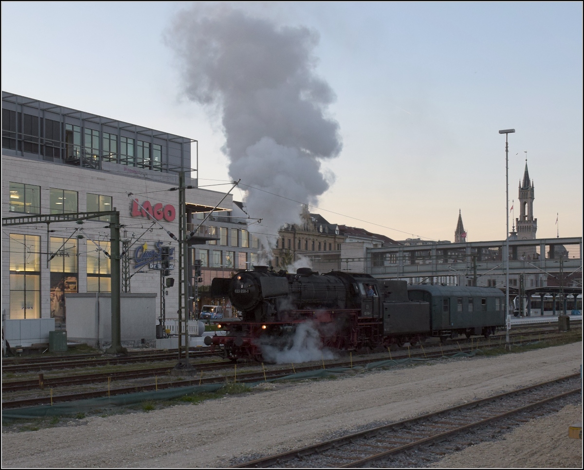 Grenzgängerin 023 058-1.

Nach getaner Arbeit bei ihrer Runde über die ganz neu wiedereröffnete Ablachtalbahn fährt 23 058 aus eigener Kraft wieder zurück in die Schweiz, während der Zug ab Singen mit elektrischer Kraft bei Thayngen einreist. 23 058 hingegen muss in der Ostschweiz vorerst MThB-Ec 3/5 Nr. 3 vertreten. September 2021.