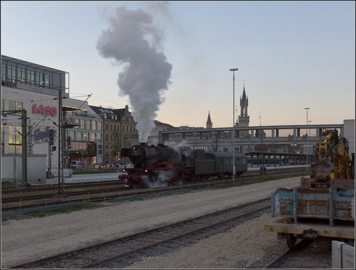 Grenzgängerin 023 058-1.

Nach getaner Arbeit bei ihrer Runde über die ganz neu wiedereröffnete Ablachtalbahn fährt 23 058 aus eigener Kraft wieder zurück in die Schweiz, während der Zug ab Singen mit elektrischer Kraft bei Thayngen einreist. 23 058 hingegen muss in der Ostschweiz vorerst MThB-Ec 3/5 Nr. 3 vertreten. September 2021.