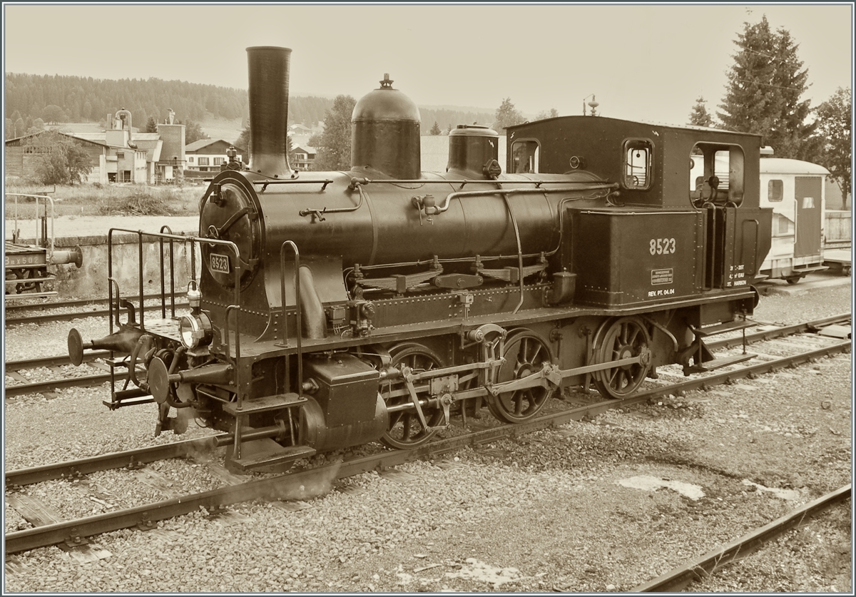 Hier nun die beiden CTVJ (Compagnie du Train a vapeur de la Vallée de Joux) Tigerli etwas fotogener und im Einsatz: 

Die E 3/3 8523 steht in Le Brassus, alter Bahnhof und wird in Kürze ihren Dampfzug zur Rückfahrt nach Le Pont übernemen. (Wenige, aber durch Überbelichtung störende Fahrleitungs- Elemente habe ich  entfernt .)

23. Juli 2006

