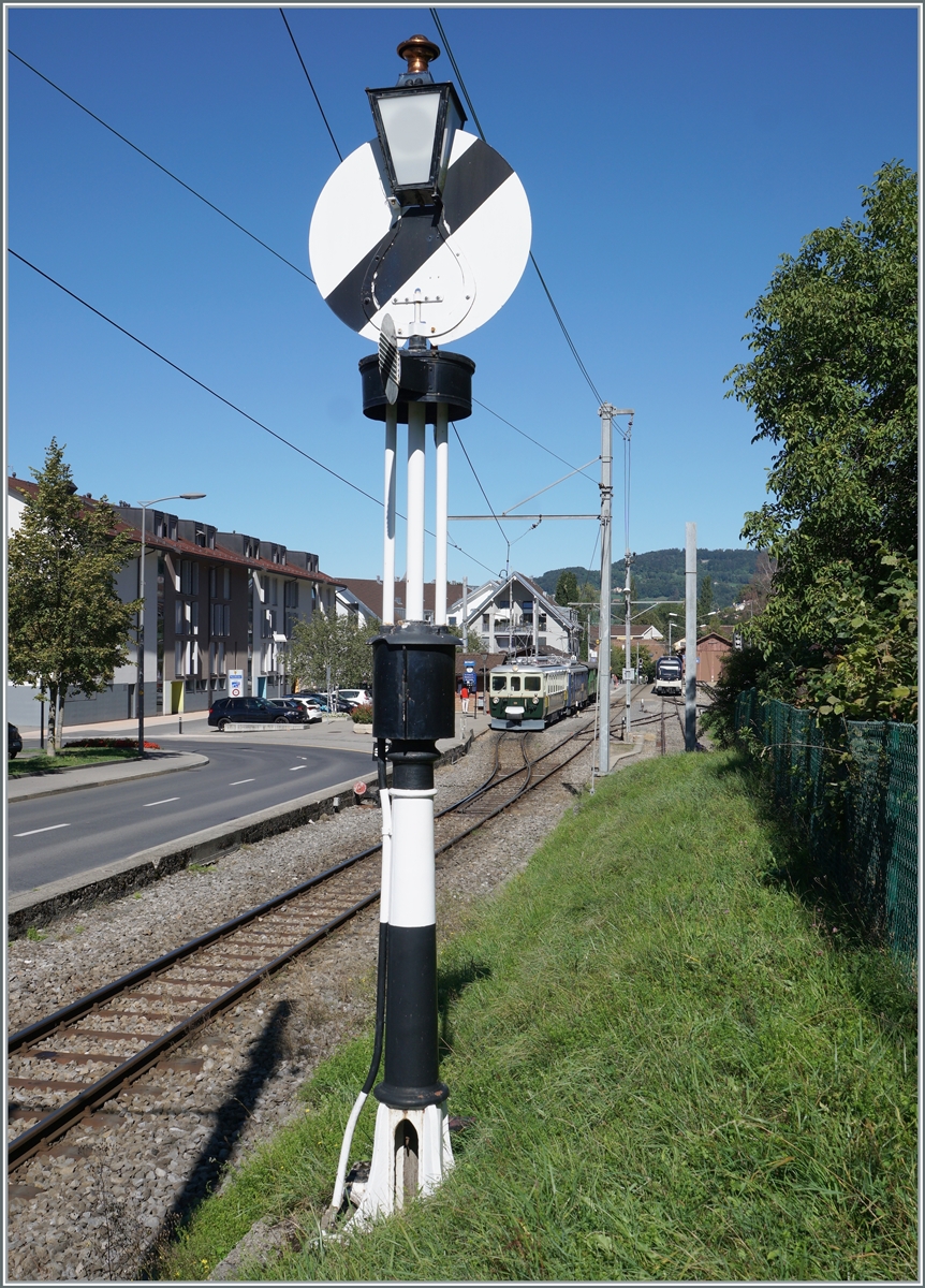  Il était une fois... les années 40 / Es war einmal: die 40er Jahre  - Im Vordergrund die Hippsche Wendescheibe als Ausfahrsignal von Blonay, im Hintergrund warten der GFM Ce 4/4 131 (Baujahr 1943 - heute GFM Historique) und der MOB BDe 4/4 3002 auf die Abfahrt. 

11. September 2022