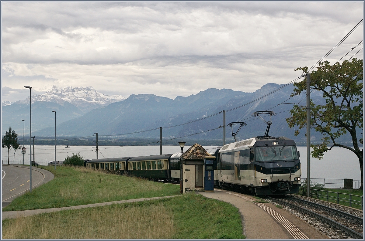 Im Herbst 2019 und nur für wenige Tage verkehrte der MOB Belle Epoque Zug statt mit Alpina ABe 4/4 / Be 4/4 (im Sandwich) mit einer Ge 4/4. Im Bild die MOB Ge 4/4 8001 mit dem Belle Epoque Zug in Châtelard VD.

4. Okt. 2019