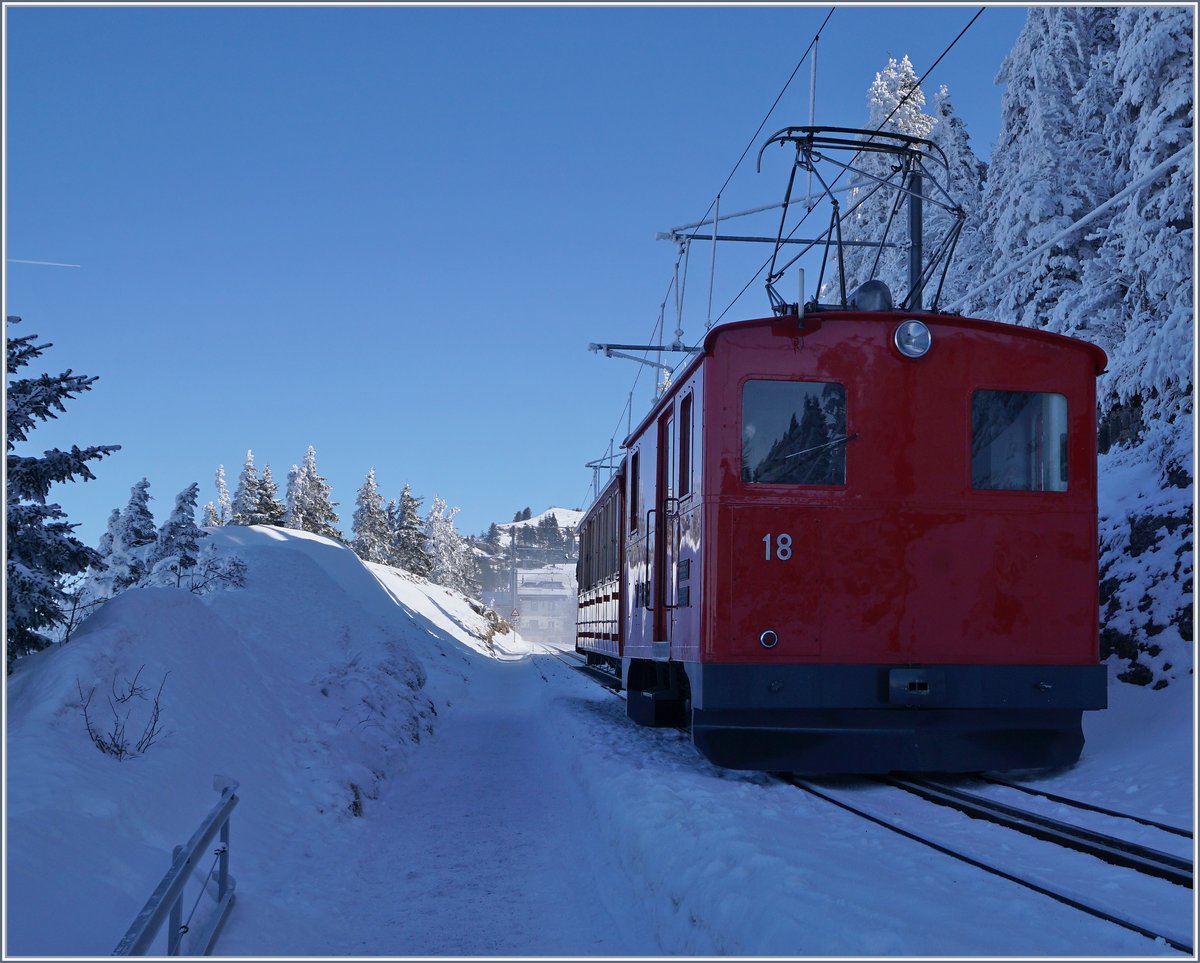 Im Schatten zwischen Rigi Staffel und Staffelhöhe zeigt sich die  Güterlok  He 2/2 N° 18. Die Lok wurde 1938 in Betreib genommen und von SLM/BBC gebaut. 
Wie die Treibwagen aus jener Zeit, darf die He 2/2 18 bergwärts mit 18 km/h verkehren und talwärts 12 km/h.
Auch hier vielleicht von Interesse, der Anschaffungspreis: Fr. 87'170.55
24. Februar 2018