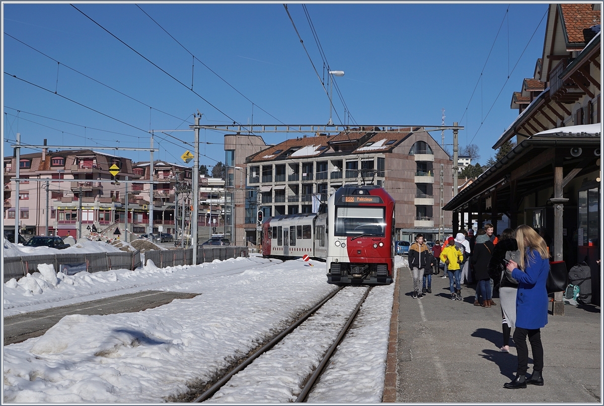 In Châtel St Denis erreicht ein TPF SURF den Bahnsteig 1; in Bälde wird ist die Strecke nach Palézieux schon baustellenbedingt stillgelegt werden und auch der Bahnhof selbst wird in Kürze  versetzt , bzw etwas außerhalb des Ortes entsteht eine neuer Durchgangsbahnhof. 

15. Feb. 2019