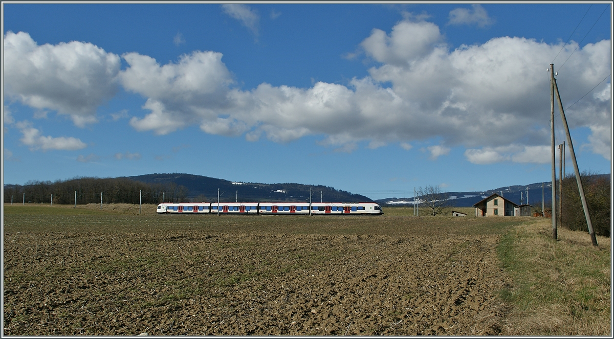 In weiten Kurven schlängelt sich die Strecke bei Arnex durch die sanften Jurafusshöhenzüge Arnex Richtung Vallorbe.
12. Feb. 2014 
