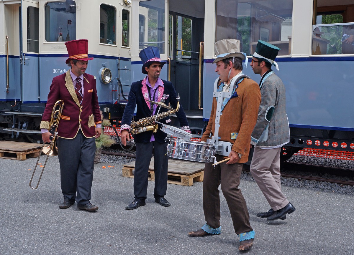 JAHRESRUECKBLICK 2014
von Walter Ruetsch
JULI
TPC/ASD: Am 5. Juli 2014 feierte die ASD ihr 100-jähriges Jubiläum vor dem alten ASD-Depot in Aigle. Dabei wurden die vielen Festbesucher aus Nah und Fern den ganzen Tag mit Live-Bands musikalisch unterhalten. An diesem besonderen Anlass wurde auch der in den Ursprungszustand  zurückversetzte historische Zug bestehend aus dem BCFe 4/4 1 und dem C 34 ein zweites Mal eingeweiht.