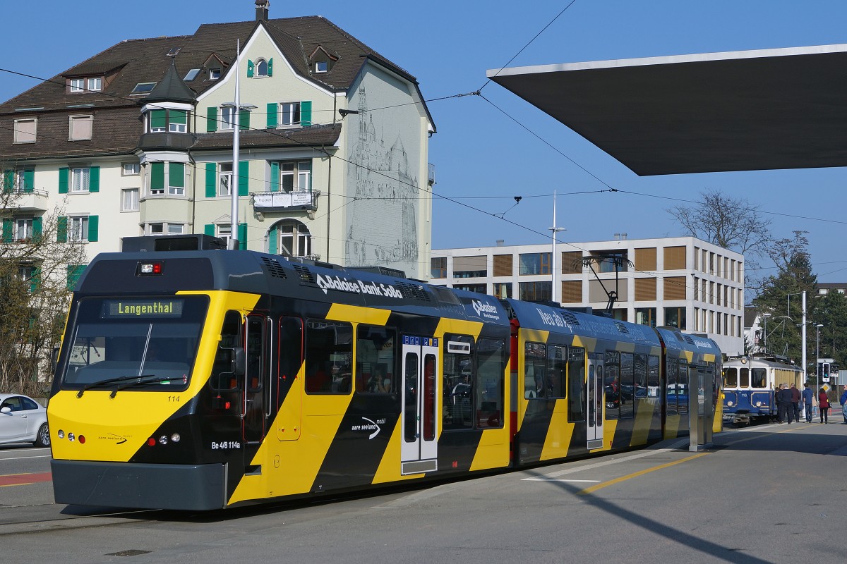 JAHRESRUECKBLICK 2014
von Walter Ruetsch
MAERZ
ASm: Sehr seltene Begegnung auf der Endstation Solothurn-HB mit dem Be 4/8 114 (einziger  STAR  mit Vollwerbung) und dem dunkelblauen Bre 4/4 116 (ex LJB CFe 4/4 1) aus dem Jahre 1907. Dank der Zweckentfremdung zum BUFFETWAGEN ist dieses historisch sehr wertvolle Fahrzeug bis heute erhalten geblieben.
