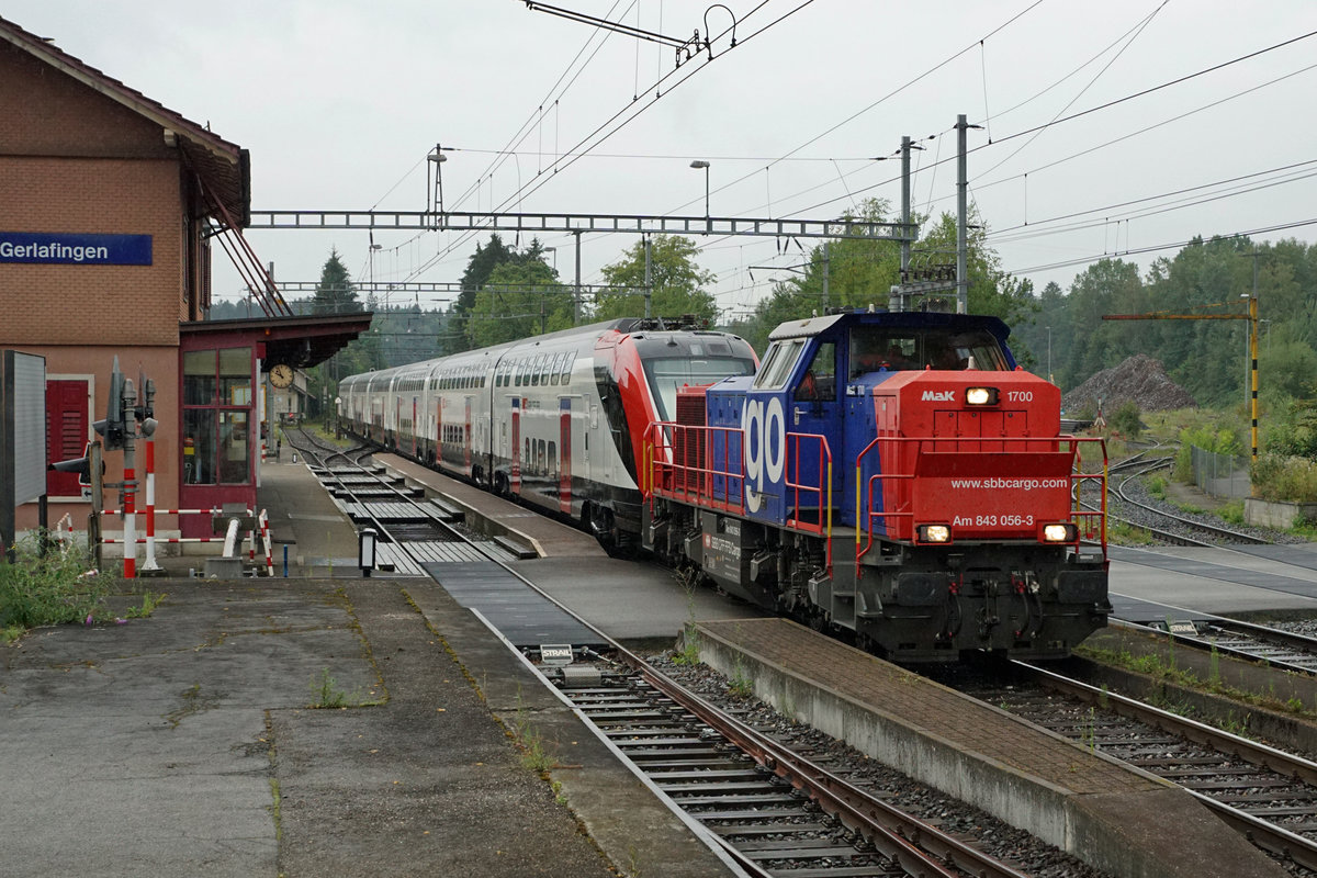 JAHRESRÜCKBLICK 2018
von Walter Ruetsch
Serie Nr. 4
Die Am 4/4 843 056-3 der Rangiergruppe Solothurn brachte am 21. Juli 2018 ein RABDe 502 TWINDEXX von Wiler nach Solothurn. Die nicht alltägliche Aufnahme ist anlässlich der Bahnhofsdurchfahrt Gerlafingen entstanden.
