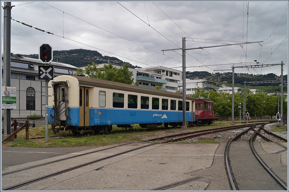 Kaum fotografierbar steht der aufgebügelte CEV Te 2/2 82 mit den MOB B 211 in Vevey. Der MOB B 211 wartet, wie mir Zwischenzeitlich zugetragen wurde, nicht auf die  Zerlegung  sondern mit weiteren Wagen (B 212 - 214, dem AB 308 und dem BD 206) auf die Reise zur Edeis - La Mure Bahn, wo ihr Einsatz ab nächstem Jahr vorgesehen ist. 

6. Juli 2020