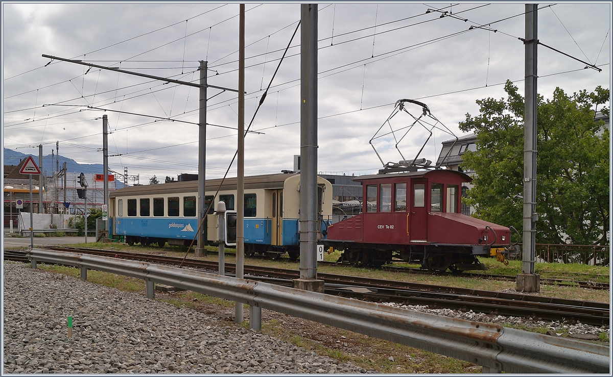 Kaum fotografierbar steht der aufgebügelte CEV Te 2/2 82 mit den MOB B 211 in Vevey. Der MOB B 211 wartet, wie mir Zwischenzeitlich zugetragen wurde, nicht auf die  Zerlegung  sondern mit weiteren Wagen (B 212 - 214, dem AB 308 und dem BD 206) auf die Reise zur Edeis - La Mure Bahn, wo ihr Einsatz ab nächstem Jahr vorgesehen ist.

6. Juli 2020