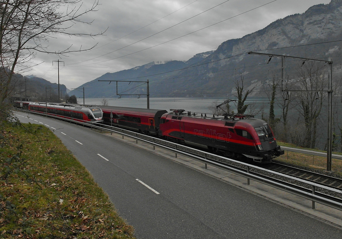Kurz vor dem bei Tiefenwinkel beginnenden Einspurabschnitt der am Walensee entlangf�hrenden Strecke begegnen sich der RJ 165 von Z�rich nach Budapest und S4 23437 von Sargans nach Uznach, die ihre Fahrt auf Grund der Engstelle und des Gegenverkehrs verlangsamen musste (16.03.2014).