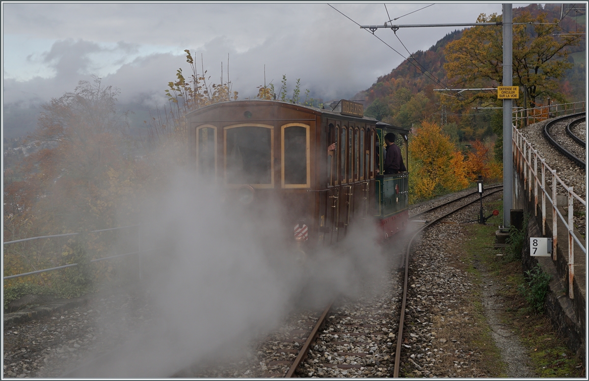  LA DER 2020 du Blonay-Chamby  / Saison Abschluss der Blonay-Chamby Bahn: Mit einem verstärkten Fahrplan und viel Dampf wird vor dem  Winterschlaf  nochmals viel Betrieb gemacht. Im Bild ein wahres Bijou welches die G 2/2 N° 4  Rimini  von Chaulin nach Chamby schob: Der Aigle - Leysin CF2 N° 21 (Baujahr 1900 / SIG). Dieser Zug pendelte einige Male zwischen Chaulin und Chamby hin und her, um Museumsbesucher, welche mit der MOB an- oder abreisten, einen guten Anschluss zu bieten. 

24. Okt. 2020
