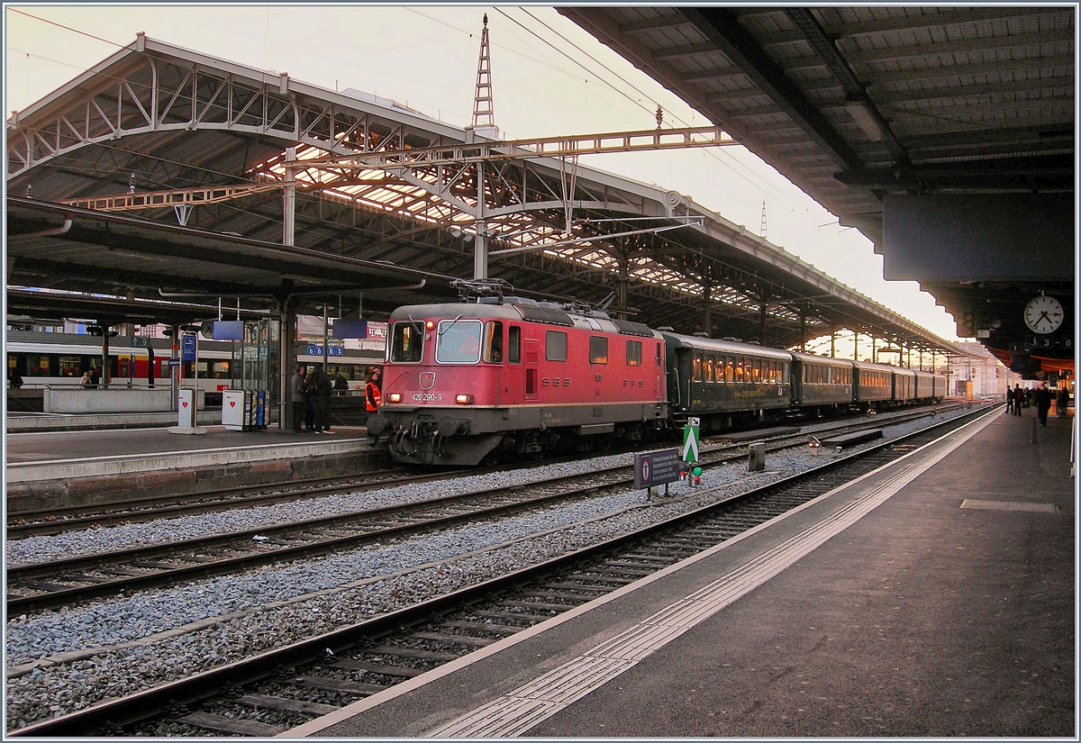 L'Association 141R568, eher bekannt für Dampffahrten, lud am 31. Dez. 2018 zu einer kulinarischen Silvesterrundfahrt ein. Das Bild zeigt den Zug beim Halt in Lausanne. Anschließend ging es durch Wallis nach Kandersteg und via Bern nach Grandvaux, wo den Reisenden ein Blick auf die Feuerwerke geboten wurde um bereits im Neuen Jahr über Lausanne nach Vallorbe zurück zu fahren.
31. Dez. 2018