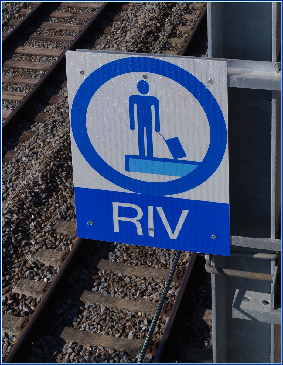 Mit diesem Schild wir der Lokführer auf ETCS L2 Strecken auf deine kmmende Haltestelle, in diesem Fall Rivaz, aufmerksam gemacht.
14. Feb. 2018